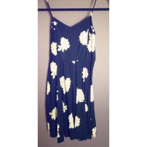 ✨HP✨Old Navy Fit & Flare Floral Cami Sundress✨ - Picture 2 of 3